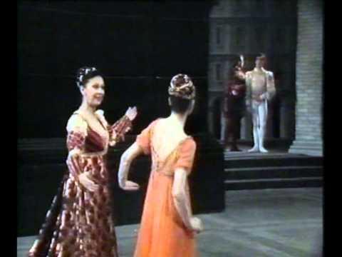 Romeo & Juliet - Nureyev, Fracci, Fonteyn - 2/8 Juliet's Ante-camera