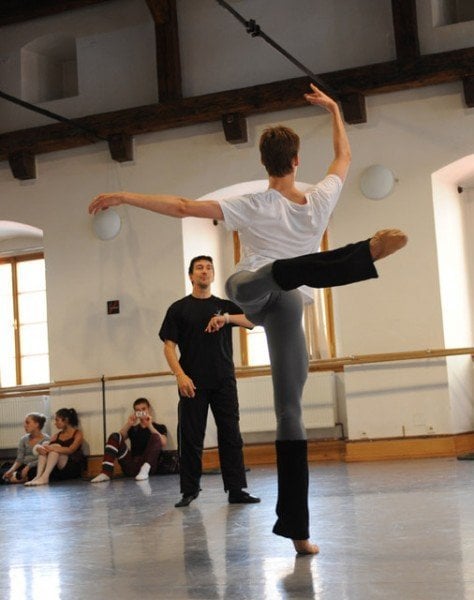 Julio Bocca teaching photo by Daria Klimentov%C3%A1 Julio Bocca teaching photo by Daria Klimentov%C3%A1