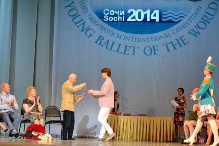 Yuri Grigorovich presenting Julian with his medal at Sochi Yuri Grigorovich presenting Julian with his medal at Sochi