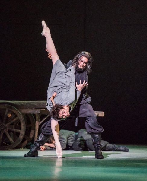 Anastasia. Natalia Osipova as Anna Anderson and Thiago Soares as Rasputin. © ROH 2016 Photographed by Tristram Kenton 2 Anastasia. Natalia Osipova as Anna Anderson and Thiago Soares as Rasputin. © ROH, 2016 Photographed by Tristram Kenton (2)