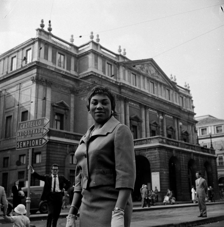Leontyne Price in front of La Scala when she made her house debut in 1960