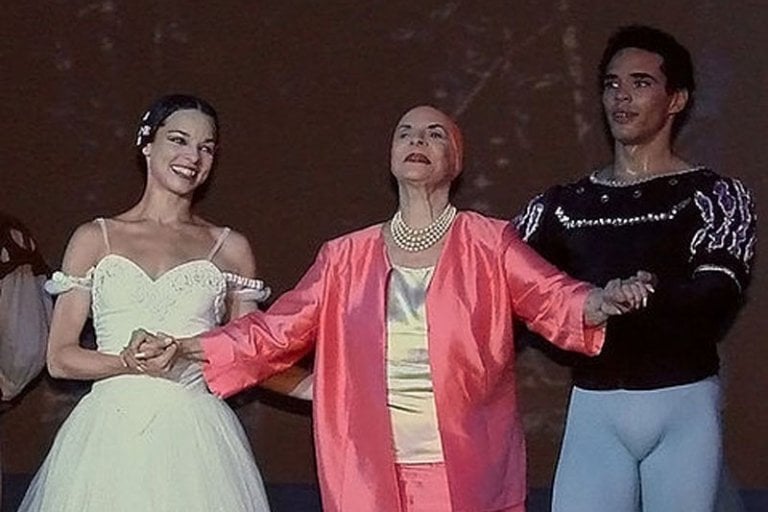 1366716401Alicia Alonso insotita de dansatorii la sfarsitul spectacolului cu Giselle
