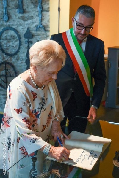 Renata Scotto with the Mayor, Alessandro Oddo   photo by Alessandro Gimelli 2