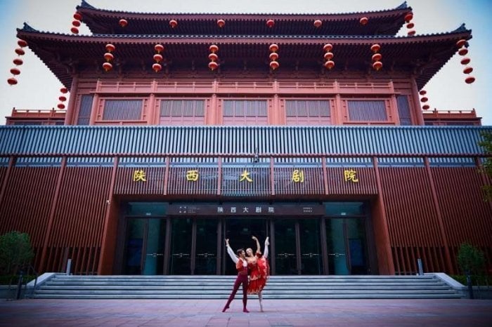 La Scala in Xian Virna Toppi and Claudio Coviello in front of the Shaanxi Performing Arts Centre photo by Wanh Ning La Scala in Xi'an - Virna Toppi and Claudio Coviello in front of the Shaanxi Performing Arts Centre, photo by Wanh Ning