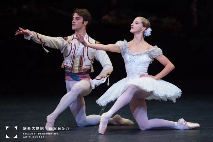 La Scala in Xian with Don Quixote with Virna Toppi and Claudio Coviello photo by Wang Ning La Scala in Xi'an with Don Quixote with Virna Toppi and Claudio Coviello, photo by Wang Ning