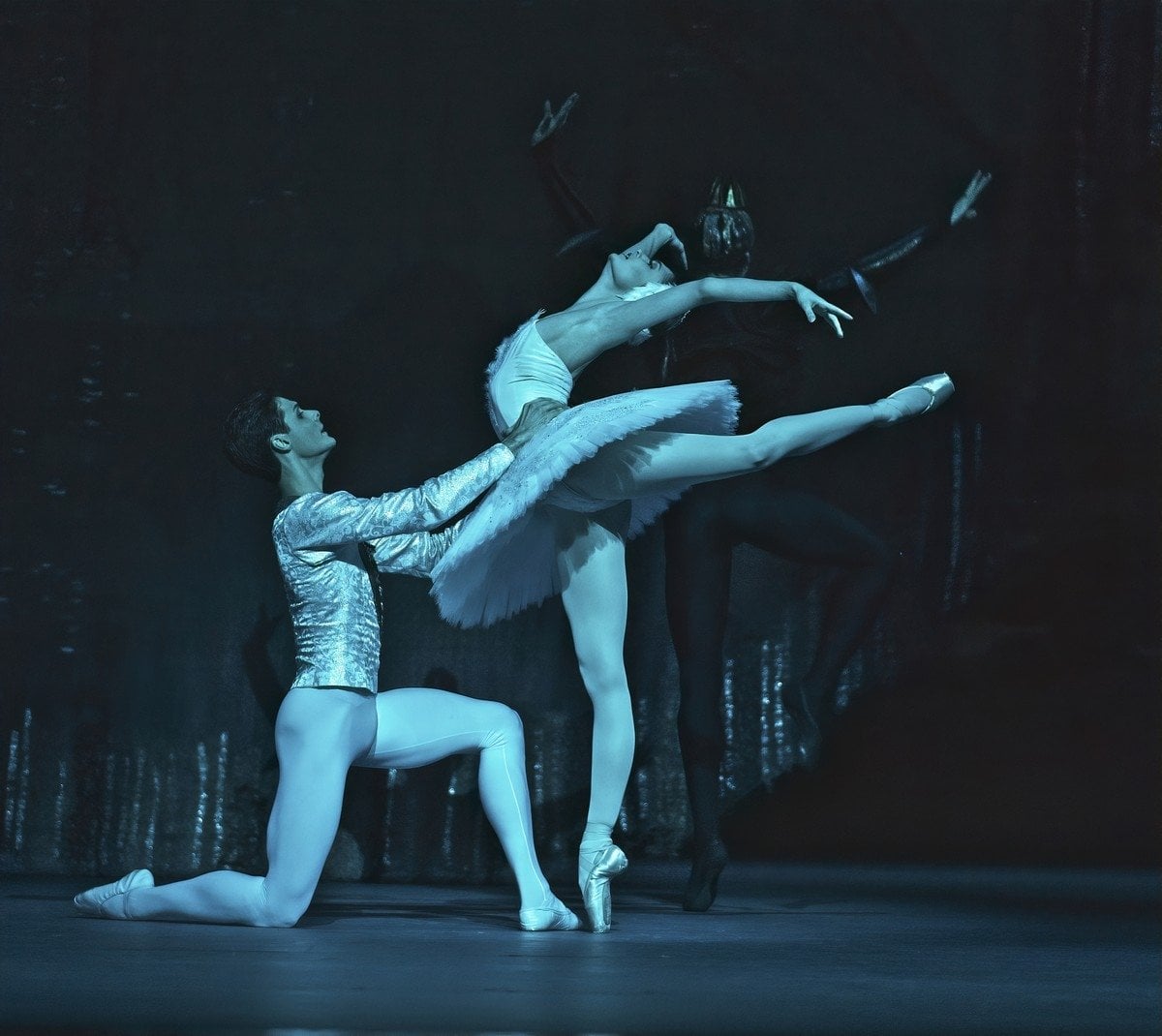 Jacopo Tissi and Alena Kovaleva in Swan Lake, The Royal Opera House, London 2019 © Malcolm Levinskind 01