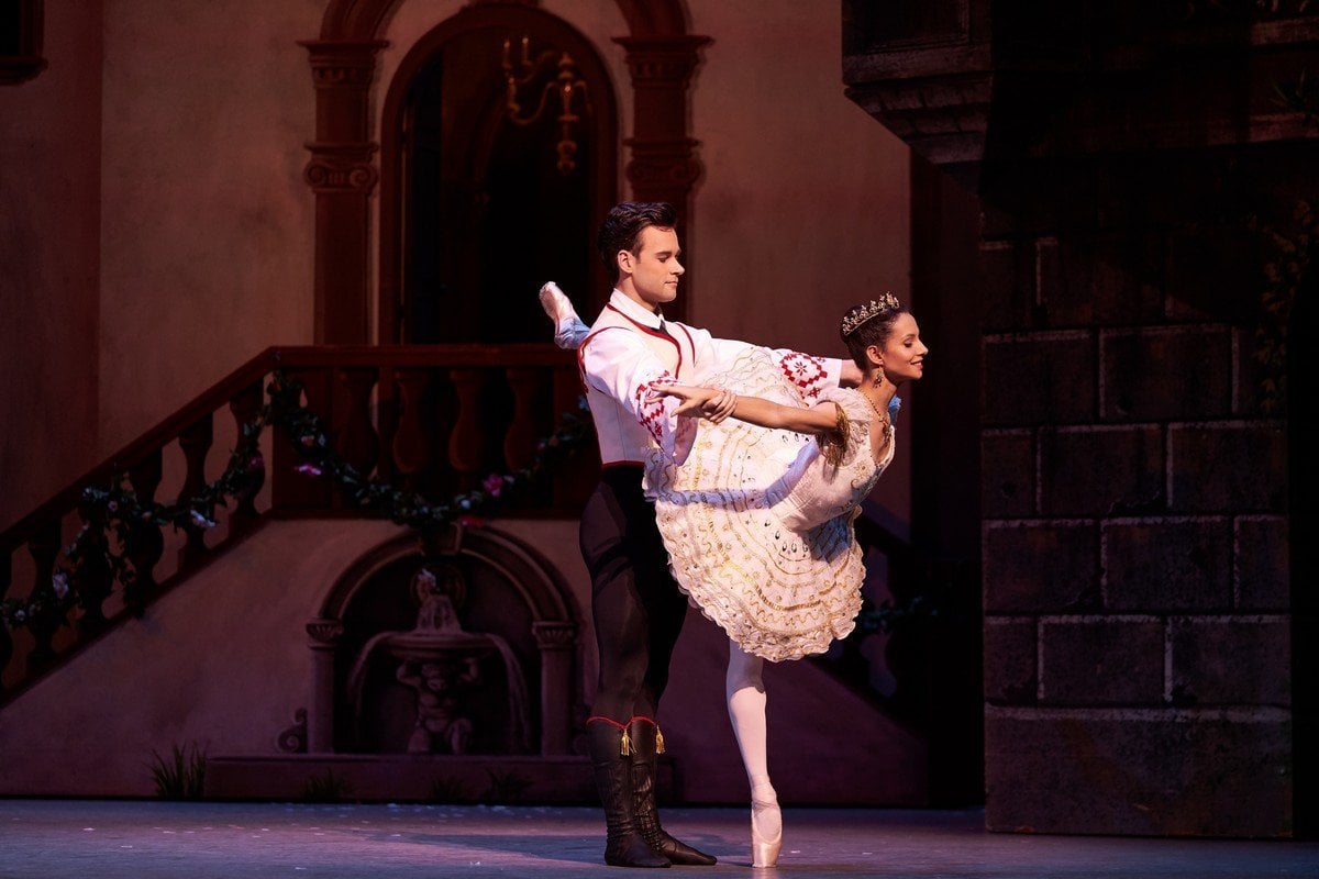 Coppelia. Francesca Hayward as Swanilda and Alexander Campbell as Franz. c ROH 2019. Photographed by Bill Cooper. 1 Coppelia. Francesca Hayward as Swanilda and Alexander Campbell as Franz. (c) ROH, 2019. Photographed by Bill Cooper. (1)