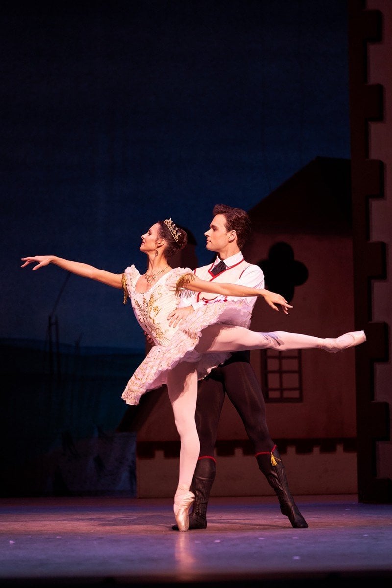 Coppelia. Francesca Hayward as Swanilda and Alexander Campbell as Franz. c ROH 2019. Photographed by Bill Cooper. 2 Coppelia. Francesca Hayward as Swanilda and Alexander Campbell as Franz. (c) ROH, 2019. Photographed by Bill Cooper. (2)