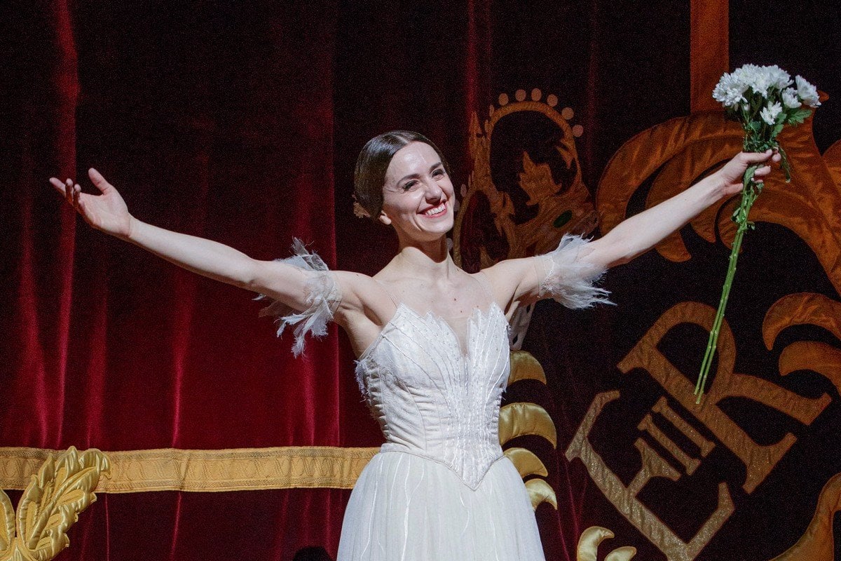 Marianela Nu%C3%B1ez%E2%80%99s 20th anniversary curtain call with artists of The Royal Ballet after Giselle %C2%A92018 ROH. Photograph by John Phillips Marianela Nuñez's 20th anniversary curtain call with artists of The Royal Ballet after Giselle ©2018 ROH. Photograph by John Phillips