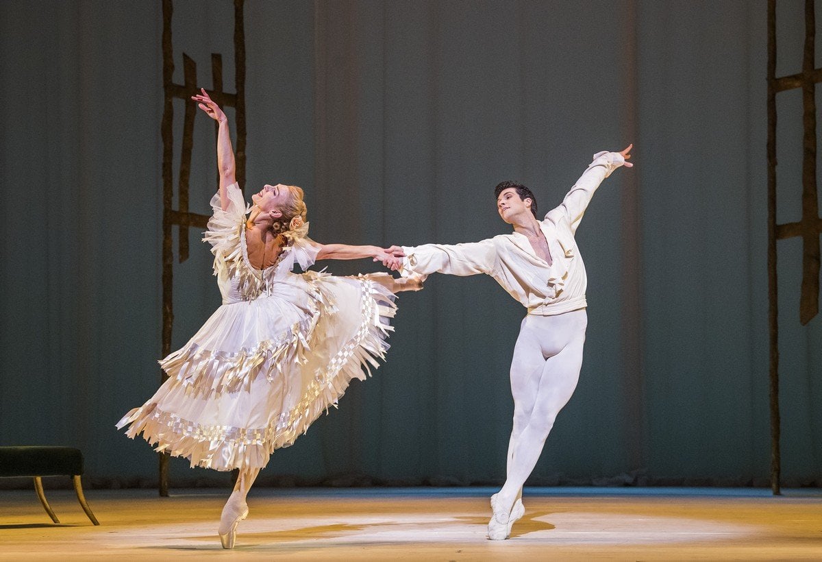 Zenaida Yanowsky as Marguerite and Roberto Bolle as Armand in Marguerite and Armand. © ROH, 2017. Photographed by Tristram Kenton.