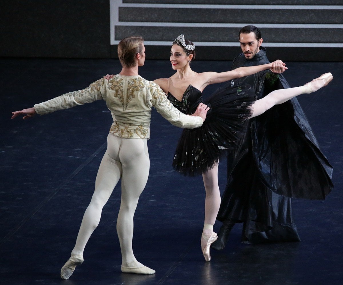 Swan Lake Nicoletta Manni Timofej Andrijashenko Christian Fagetti photo by Brescia e Amisano ©Teatro alla Scala Swan Lake - Nicoletta Manni, Timofej Andrijashenko, Christian Fagetti, photo by Brescia e Amisano ©Teatro alla Scala