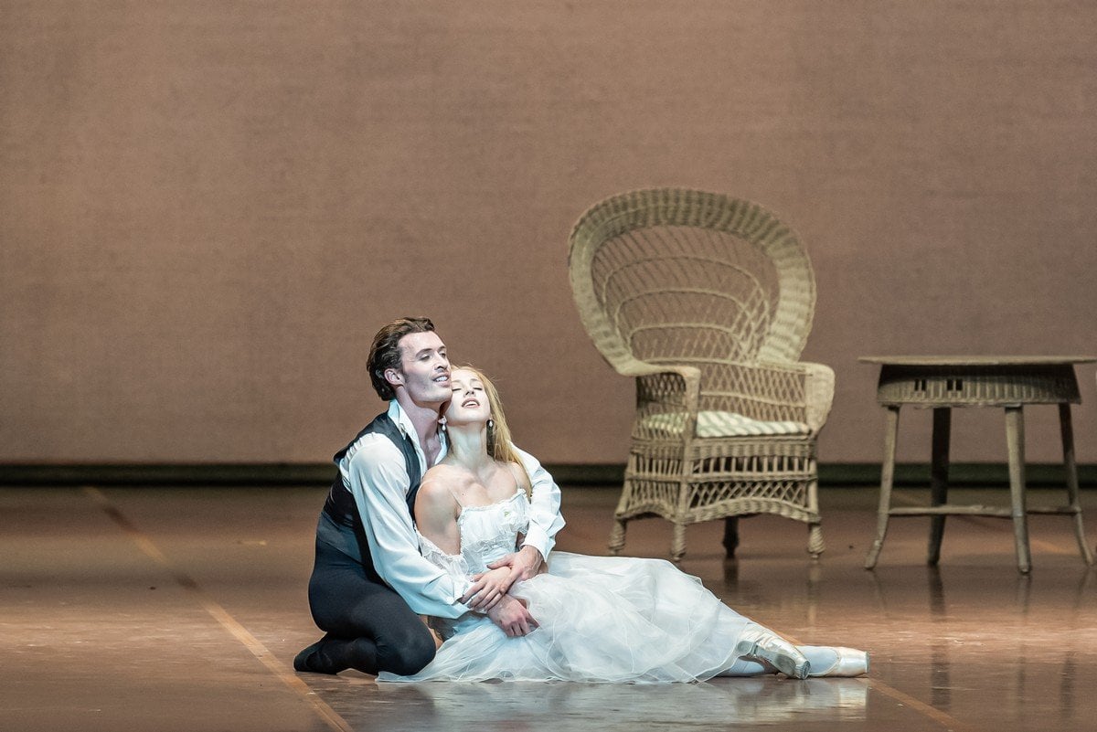 Virna Toppi and Emilio Pavan in La Dame aux Camelias photo by Gherchiu Serghei Bavarian State Ballet Virna Toppi and Emilio Pavan in La Dame aux Camélias, photo by Gherchiu Serghei, Bavarian State Ballet