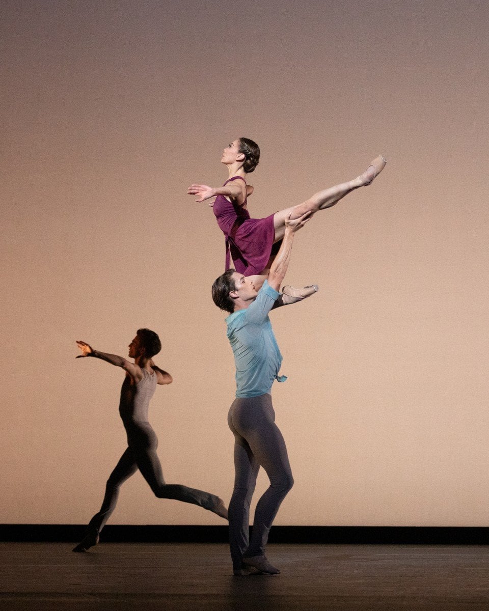 Mariko Sasaki and Lukas Bjorneboe Braendsrod and Leo Dixon in Anemoi The Royal Ballet ©2021 ROH. Photograph by Alice Pennefather Mariko Sasaki and Lukas Bjørneboe Brændsrød and Leo Dixon in Anemoi, The Royal Ballet ©2021 ROH. Photograph by Alice Pennefather