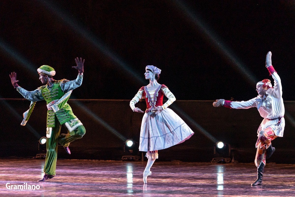 Tommaso Beneventi Susanna Elviretti and Mattia Tortora in Petrushka Stravinskys Love © Graham Spicer Tommaso Beneventi, Susanna Elviretti and Mattia Tortora in Petrushka, Stravinsky's Love © Graham Spicer