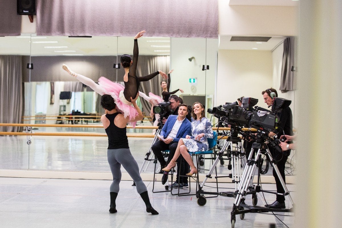 Ako Kondo Chengwu Guo and hosts James Tobin and Brooke Lockett The Australian Ballet 2016. Photograph by Kate Longley Ako Kondo, Chengwu Guo and hosts James Tobin and Brooke Lockett, The Australian Ballet, 2016. Photograph by Kate Longley
