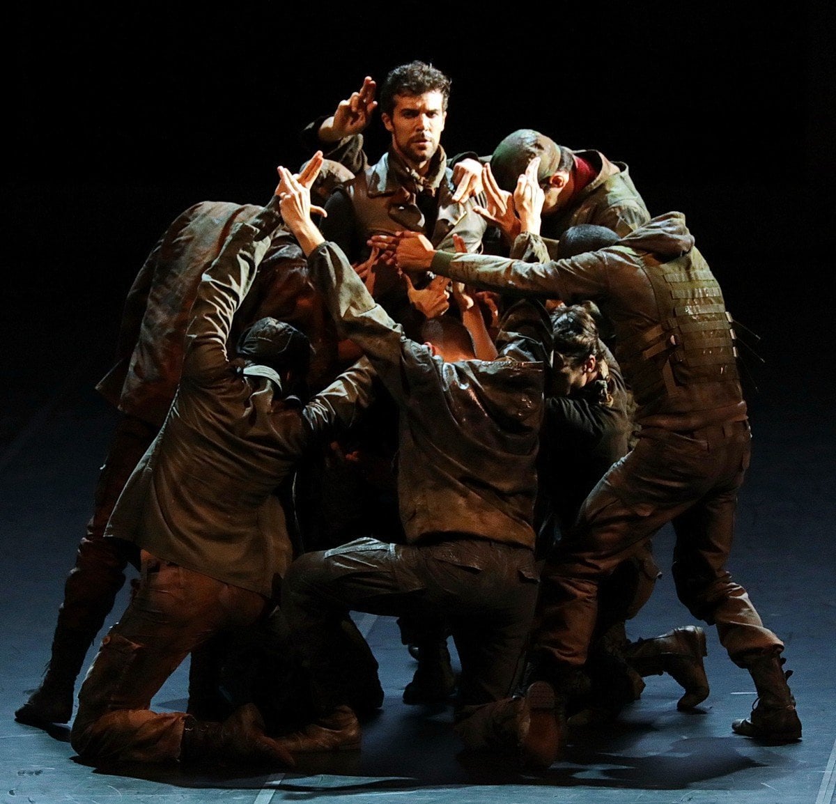 Madina 03 Roberto Bolle and the corps de ballet photo by Brescia e Amisano ©Teatro alla Scala 1 Madina - 03 - Roberto Bolle and the corps de ballet, photo by Brescia e Amisano ©Teatro alla Scala (1)
