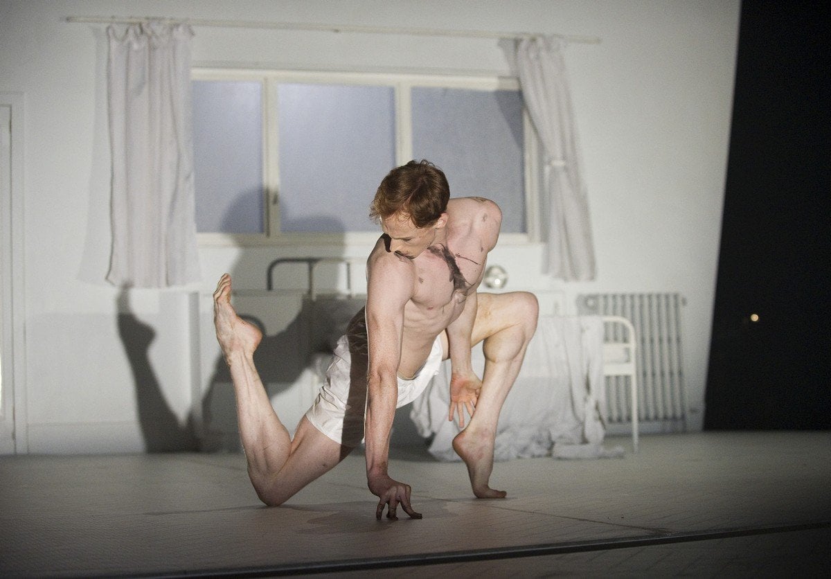 The Metamorphosis. Edward Watson as Gregor Samsa ©ROH. Photo by Tristram Kenton 01 The Metamorphosis. Edward Watson as Gregor Samsa ©ROH. Photo by Tristram Kenton-01