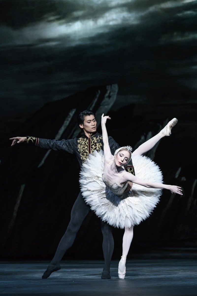 Ryoichi Hirano as Prince Siegfried and Sarah Lamb as Odette in Swan Lake The Royal Ballet © 2018 ROH. Photograph by Bill Cooper Ryoichi Hirano as Prince Siegfried and Sarah Lamb as Odette in Swan Lake, The Royal Ballet © 2018 ROH. Photograph by Bill Cooper