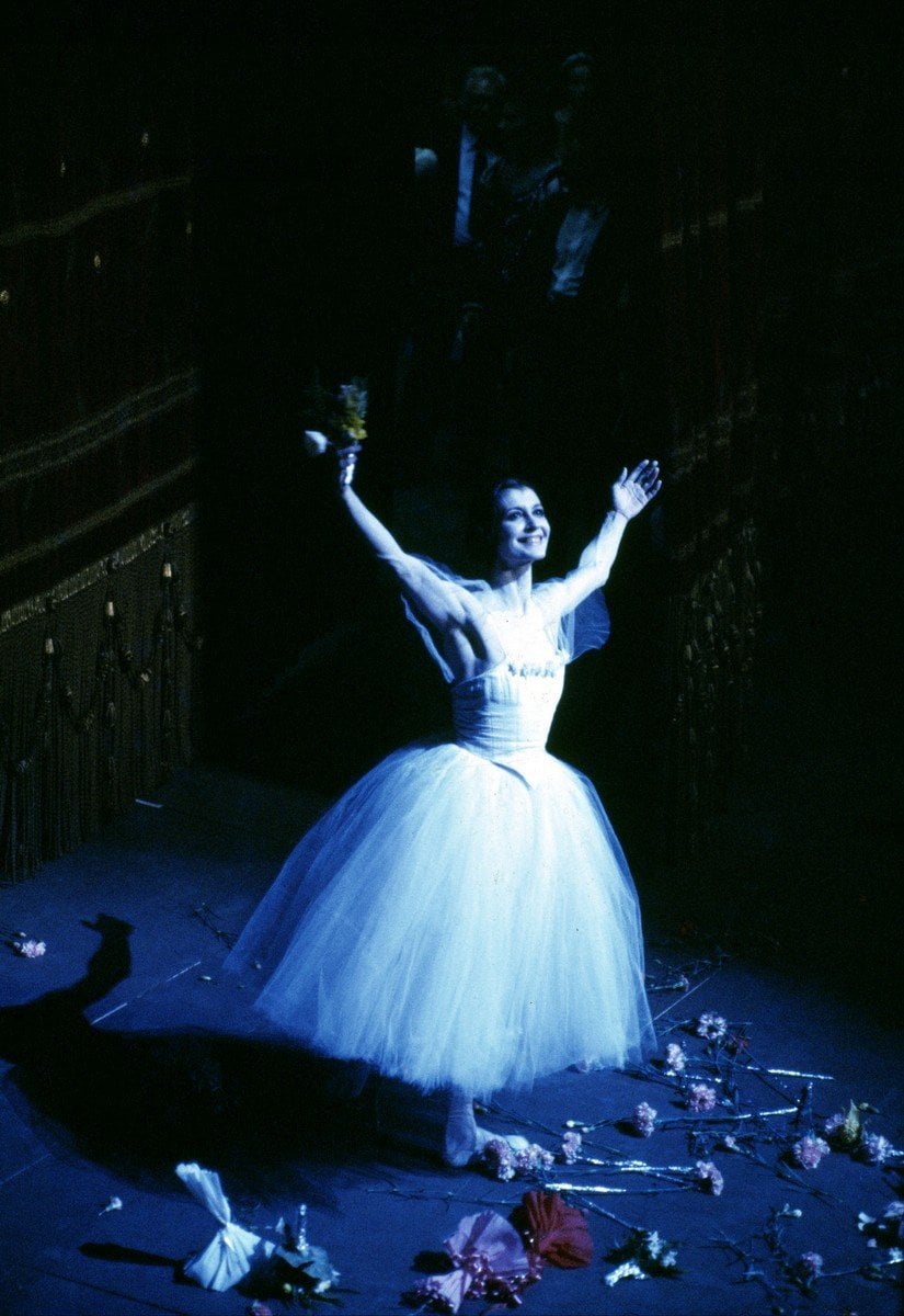 Carla Fracci 1983 Giselle photo by Lelli e Masotti %C2%A9 Teatro alla Scala Carla Fracci 1983 Giselle, photo by Lelli e Masotti © Teatro alla Scala