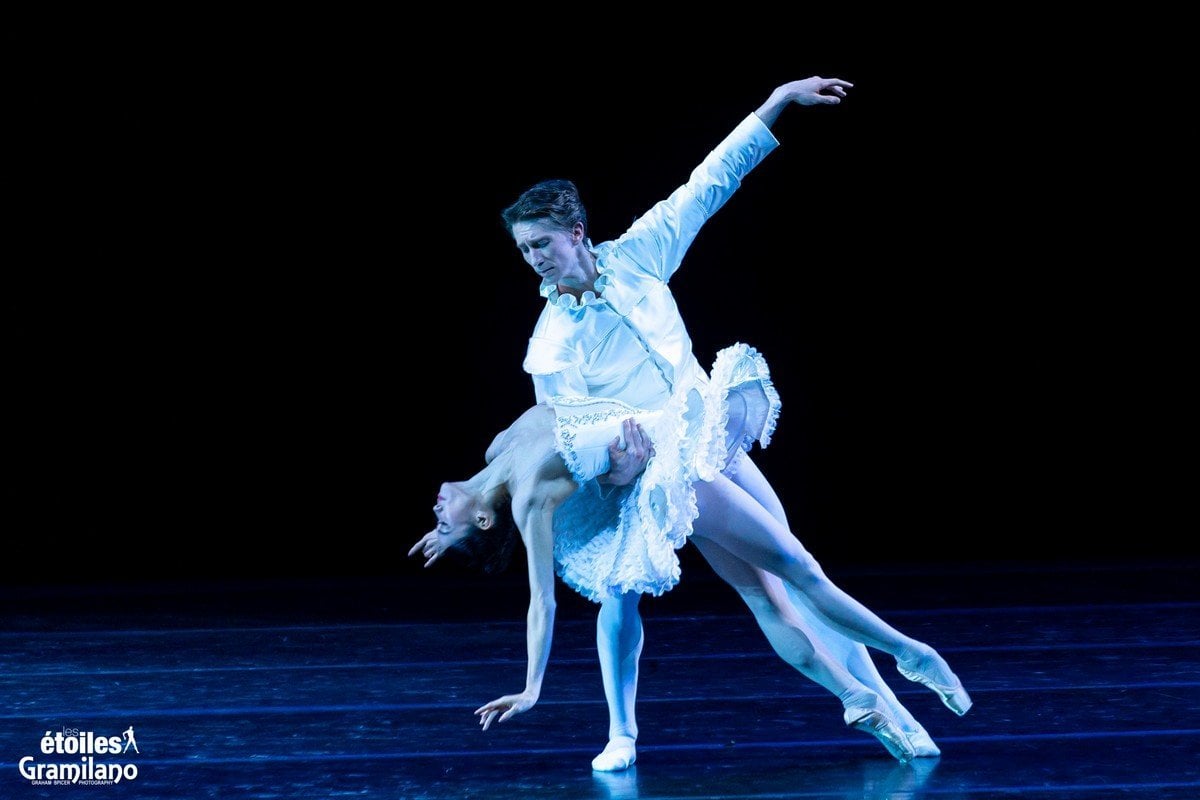 LES ETOILES 2022 Vadim Muntagirov with Fumi Kaneko as the white swan © Graham Spicer 3879 LES ÉTOILES 2022 - Vadim Muntagirov with Fumi Kaneko as the white swan © Graham Spicer - 3879