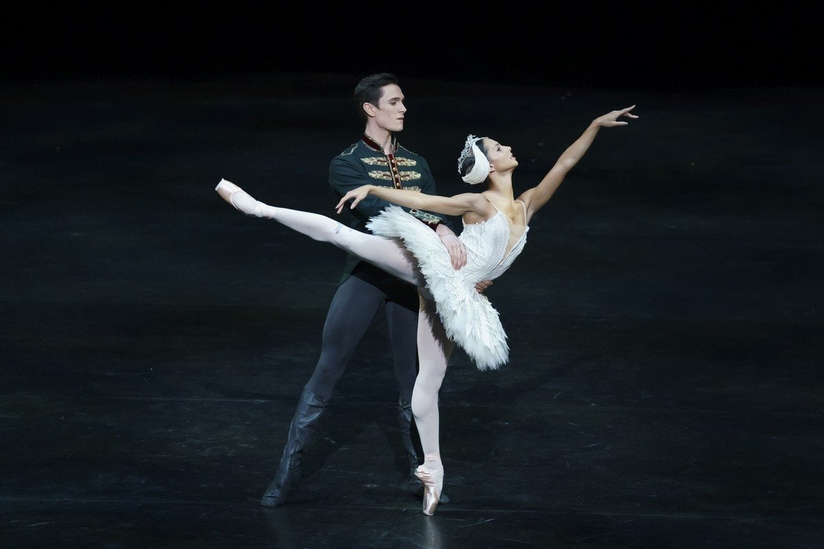 William Bracewell and Francesca Hayward in Swan Lake in The Royal Ballet Live The Royal Ballet © 2020 ROH. Photograph by Emma Kauldhar William Bracewell and Francesca Hayward in Swan Lake in The Royal Ballet Live, The Royal Ballet © 2020 ROH. Photograph by Emma Kauldhar