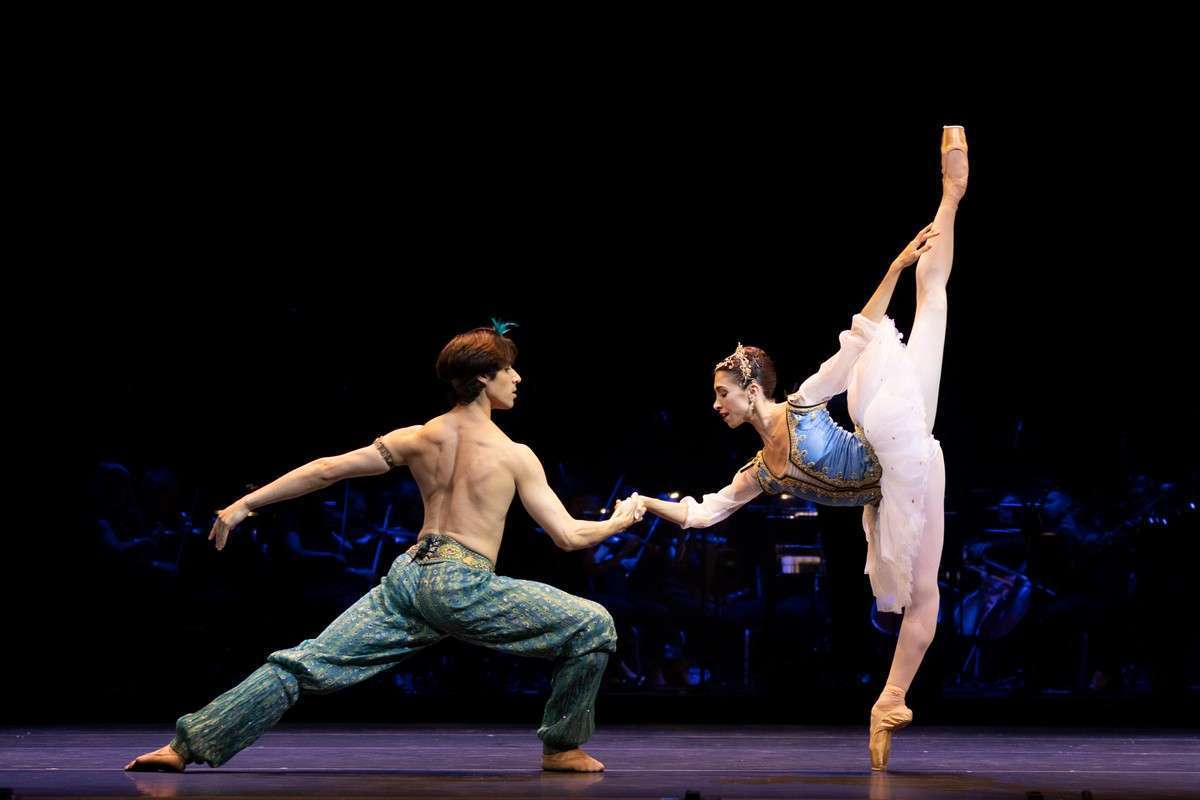 Yasmine Nagdhi and Cesar Corrales in Le Corsaire, photo by Andrej Uspenski