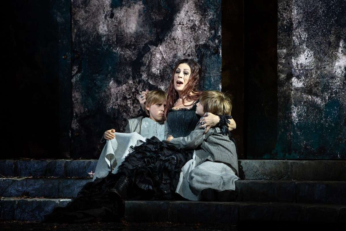 Sondra Radvanovsky in the title role of Cherubinis Medea with Magnus Newville left and Axel Newville as her children. Photo by Marty Sohl–Met Opera Sondra Radvanovsky in the title role of Cherubinis Medea with Magnus Newville left and Axel Newville as her children. Photo by Marty Sohl–Met Opera