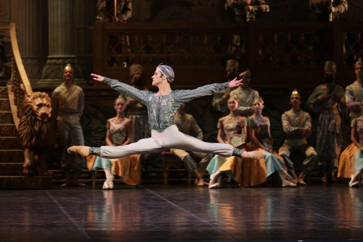 Nureyevs La Bayadere with Claudio Coviello photo by Brescia e Amisano © Teatro alla Scala 1 jpg Nureyev's La Bayadère with Claudio Coviello, photo by Brescia e Amisano, © Teatro alla Scala