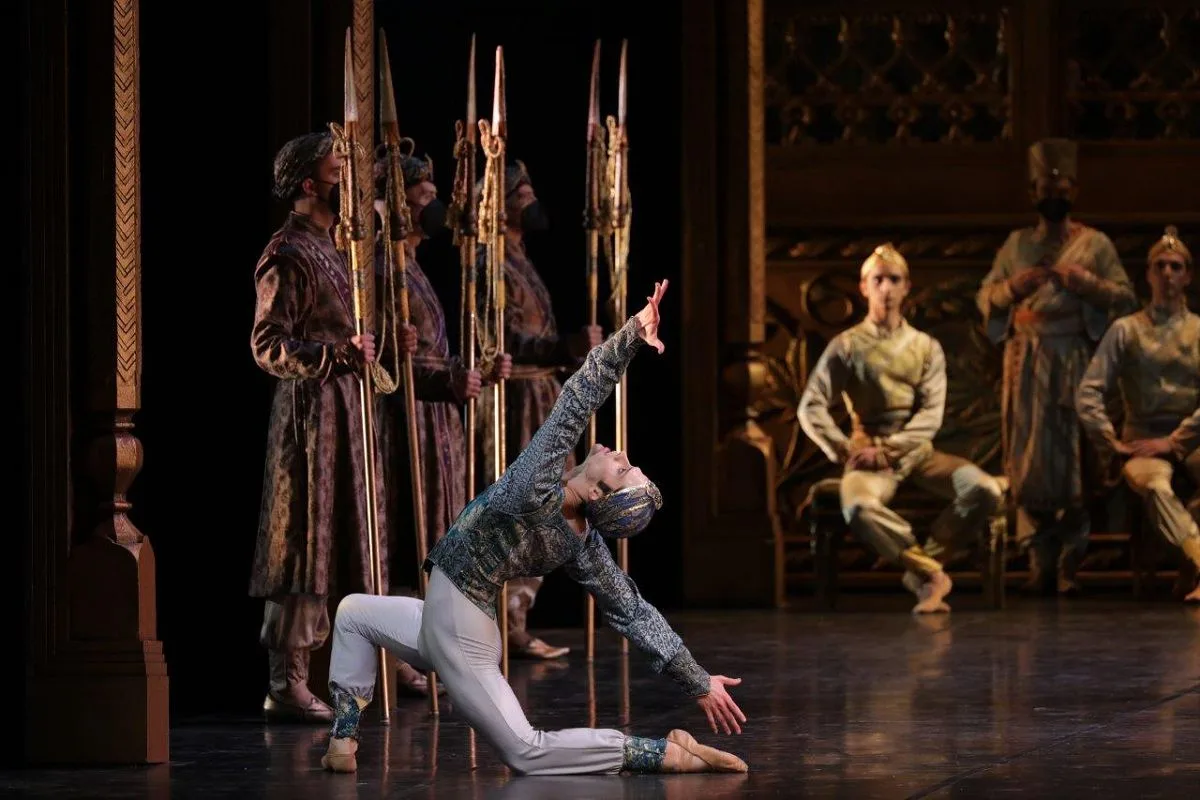 Nureyevs La Bayadere with Claudio Coviello photo by Brescia e Amisano ©Teatro alla Scala jpg Nureyev's La Bayadère with Claudio Coviello, photo by Brescia e Amisano ©Teatro alla Scala