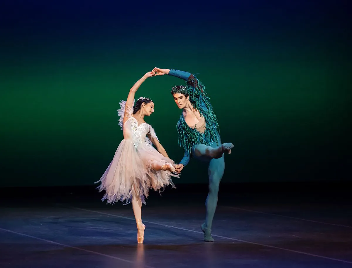 Francesca Hayward and William Bracewell in The Dream Pas de Deux Nicholas MacKay MACKAY PRODUCTIONS jpg Francesca Hayward and William Bracewell in The Dream Pas de Deux_Nicholas MacKay MACKAY PRODUCTIONS