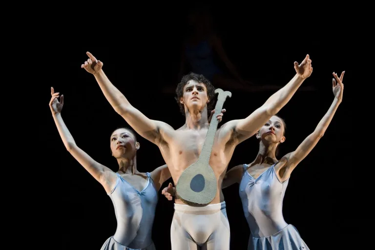 BRB Apollo 2006 Momoko Hirata as Polyhymnia, Laura Purkiss as Calliope and Iain Mackay as Apollo Photo Bill Cooper