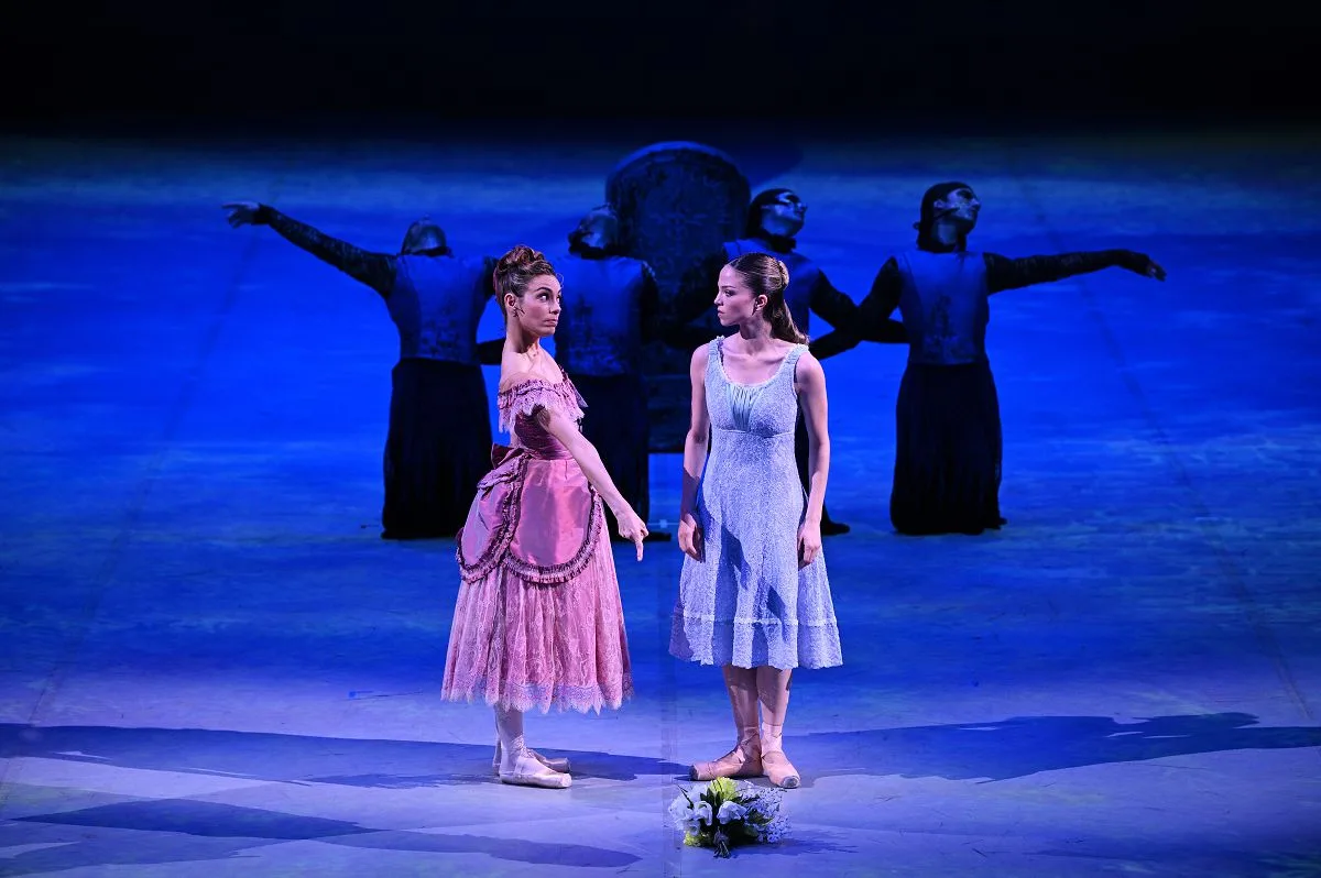 01 Christopher Wheeldons Cinderella in the round with Fernanda Oliveira and Ivana Bueno photo by Laurent Liotardo ENB 2023 jpg 01 - Christopher Wheeldon's Cinderella in-the-round with Fernanda Oliveira and Ivana Bueno, photo by Laurent Liotardo, ENB 2023