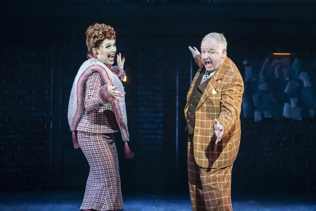 42ND STREET. Josefina Gabrielle Maggie Jones and Les Dennis Bert Barry. Photo Johan Persson jpg 42ND STREET. Josefina Gabrielle 'Maggie Jones' and Les Dennis 'Bert Barry'. Photo Johan Persson