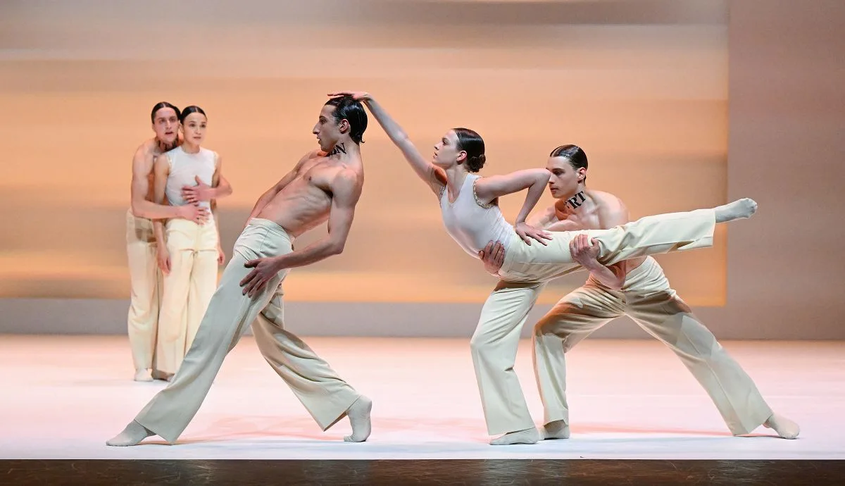 Ballettabend Creations X – XII In Esisto Vittoria Girelli with Martino Semenzato Mackenzie Brown Lassi Hirvonen Rocio Aleman Timoor Afshar © Stuttgarter Ballett jpg Ballettabend Creations X – XII, In Esisto - Vittoria Girelli - with Martino Semenzato, Mackenzie Brown, Lassi Hirvonen, Rocio Aleman, Timoor Afshar © Stuttgarter Ballett