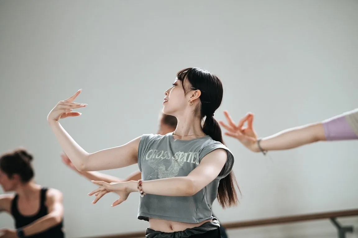 Front centre Urara Takata in Schachmatt Rehearsal. image by Mihaela Bodlovic 2 jpg (Front centre) Urara Takata in Schachmatt Rehearsal. image by Mihaela Bodlovic (2)