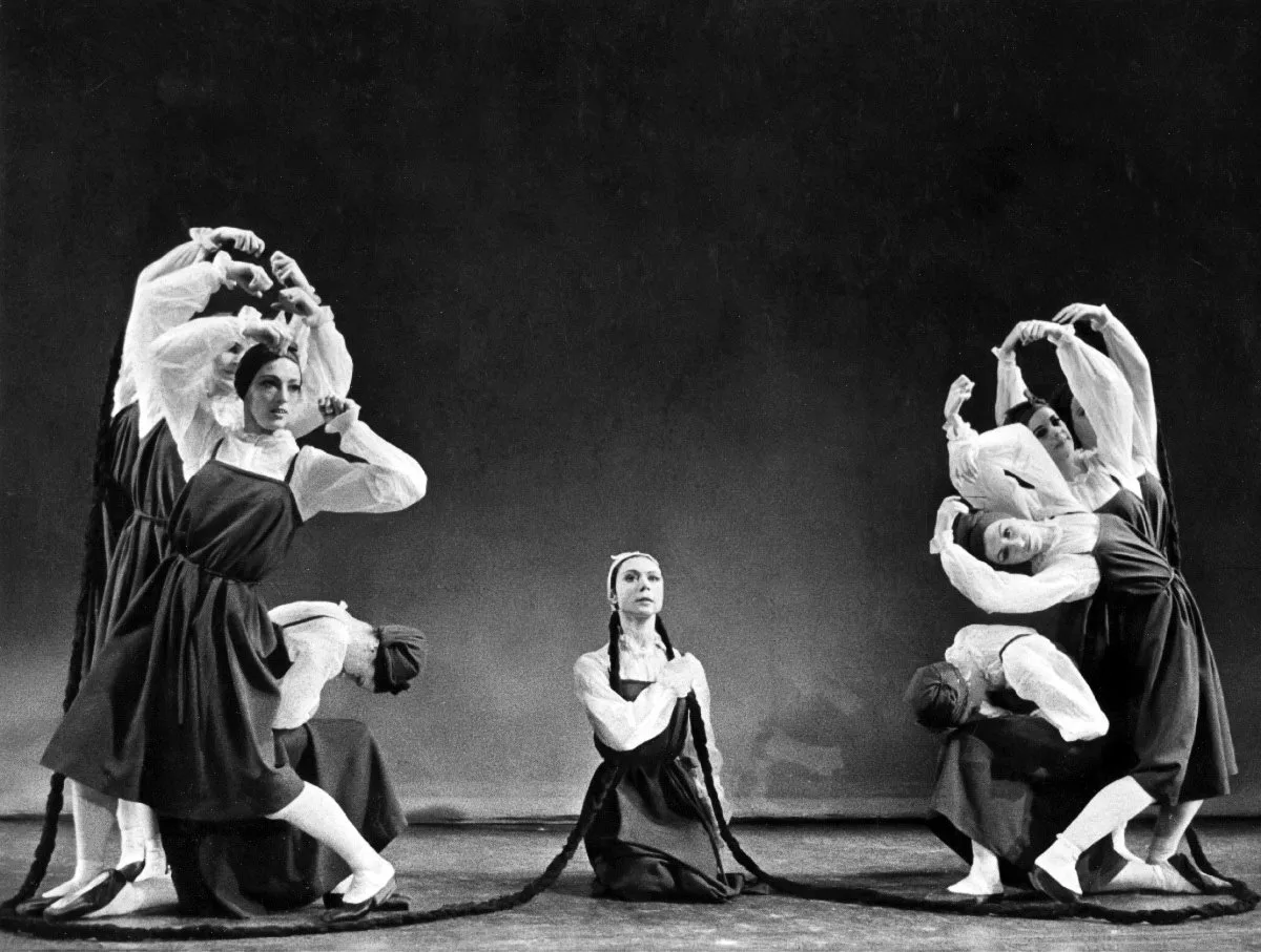 Svetlana Beriosova and Dame Monica Mason in Les Noces photo by Donald Southern ROH 1967 jpg Svetlana-Beriosova-and-Dame-Monica-Mason-in-Les-Noces-photo-by-Donald-Southern-ROH-1967