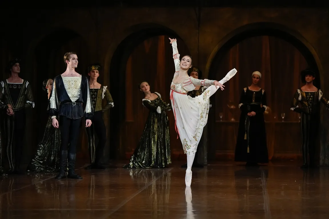 07 Stuttgart Ballet Romeo and Juliet Rocio Aleman Satchel Tanner Ensemble photo by Roman Novitzky Stuttgarter Ballett 2023 jpg 07 - Stuttgart Ballet - Romeo and Juliet - Rocio Aleman, Satchel Tanner, Ensemble, photo by Roman Novitzky, Stuttgarter Ballett 2023