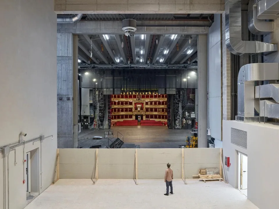 La Scalas new set unloading and assembly area photo by Giovanni Hanninen jpg La Scala's new set unloading and assembly area, photo by Giovanni Hänninen