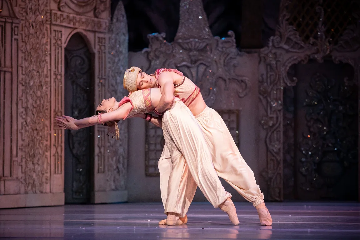 08 The Royal Ballets Nutcracker 2023 Nadia Mullova Barley and Lukas B. Braendsrod in the Arabian Dance photo by Alice Pennefather jpg 08 The Royal Ballet's Nutcracker 2023 - Nadia Mullova-Barley and Lukas B. Brændsrød in the Arabian Dance, photo by Alice Pennefather