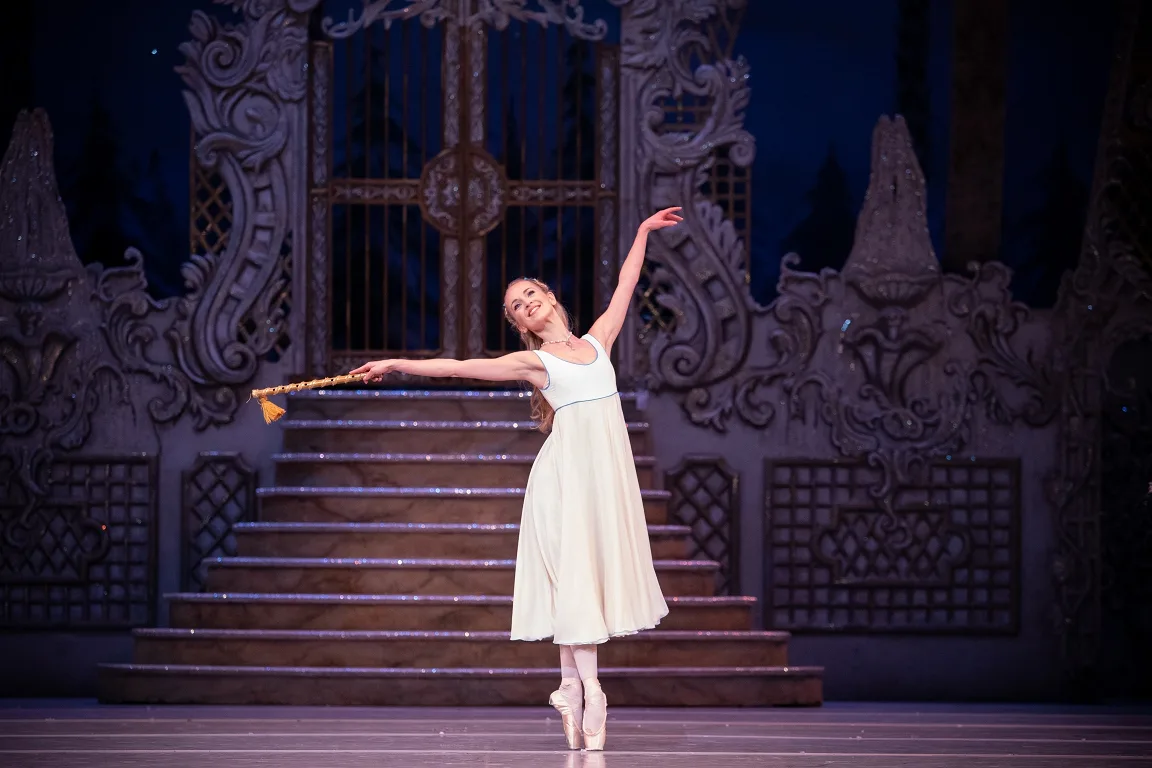 10 The Royal Ballets Nutcracker 2023 Sophie Allnatt as Clara photo by Alice Pennefather jpg 10 The Royal Ballet's Nutcracker 2023 - Sophie Allnatt as Clara, photo by Alice Pennefather