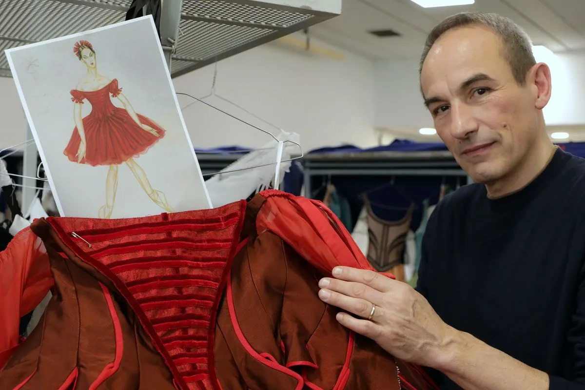 Jerome Kaplan alla prova costumi ph Brescia e Amisano © Teatro alla Scala jpg Jerome Kaplan alla prova costumi ph Brescia e Amisano © Teatro alla Scala