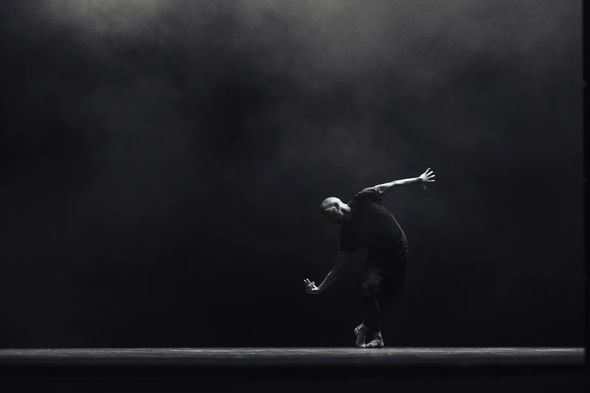 Wayne McGregors Autobiography Company Wayne McGregor Jacob OConnell The Arts Center at NYU Abu Dhabi 2019 Photo credit Waleed Shah jpg Wayne McGregor's Autobiography, Company Wayne McGregor (Jacob O'Connell), The Arts Center at NYU, Abu Dhabi (2019), Photo credit Waleed Shah