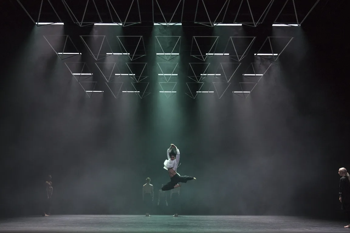 Wayne McGregors Autobiography Company Wayne McGregor Po Lin Tung Sadlers Wells London 2017 Photo credit Andrej Uspenski jpg Wayne McGregor's Autobiography, Company Wayne McGregor (Po-Lin Tung), Sadler's Wells, London (2017), Photo credit Andrej Uspenski