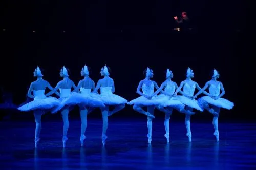 Dancers of English National Ballet in Swan Lake in the round c Laurent Liotardo 5