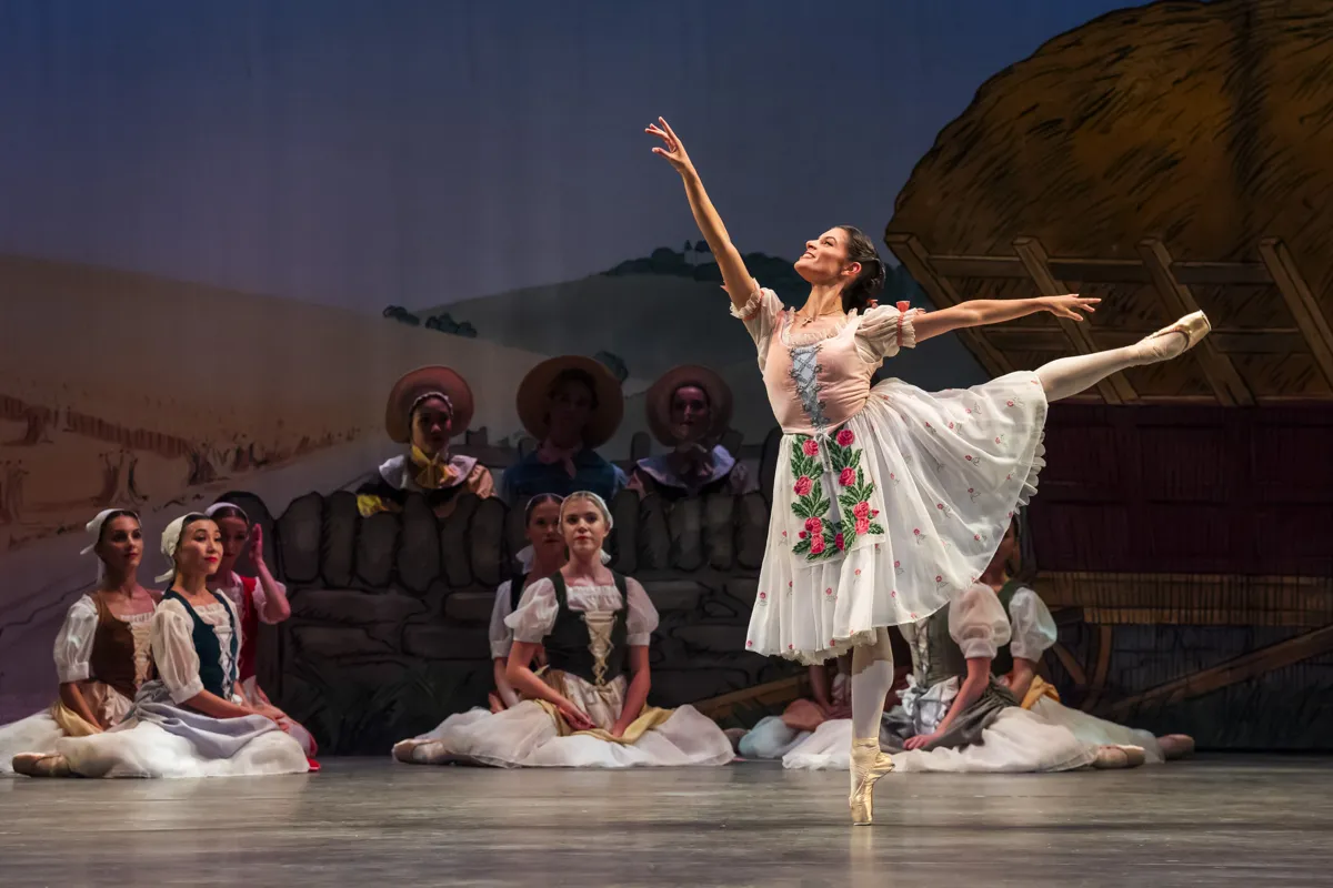 28 La Fille mal gardee Birmingham Royal Ballet photo by Tristam Kenton 28 - La Fille mal gardée - Birmingham Royal Ballet, photo by Tristam Kenton
