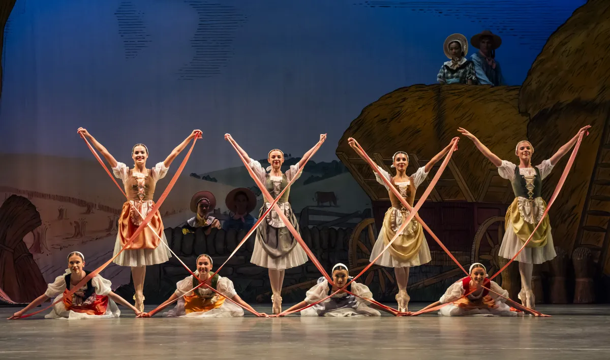 31 La Fille mal gardee Birmingham Royal Ballet photo by Tristam Kenton 31 - La Fille mal gardée - Birmingham Royal Ballet, photo by Tristam Kenton