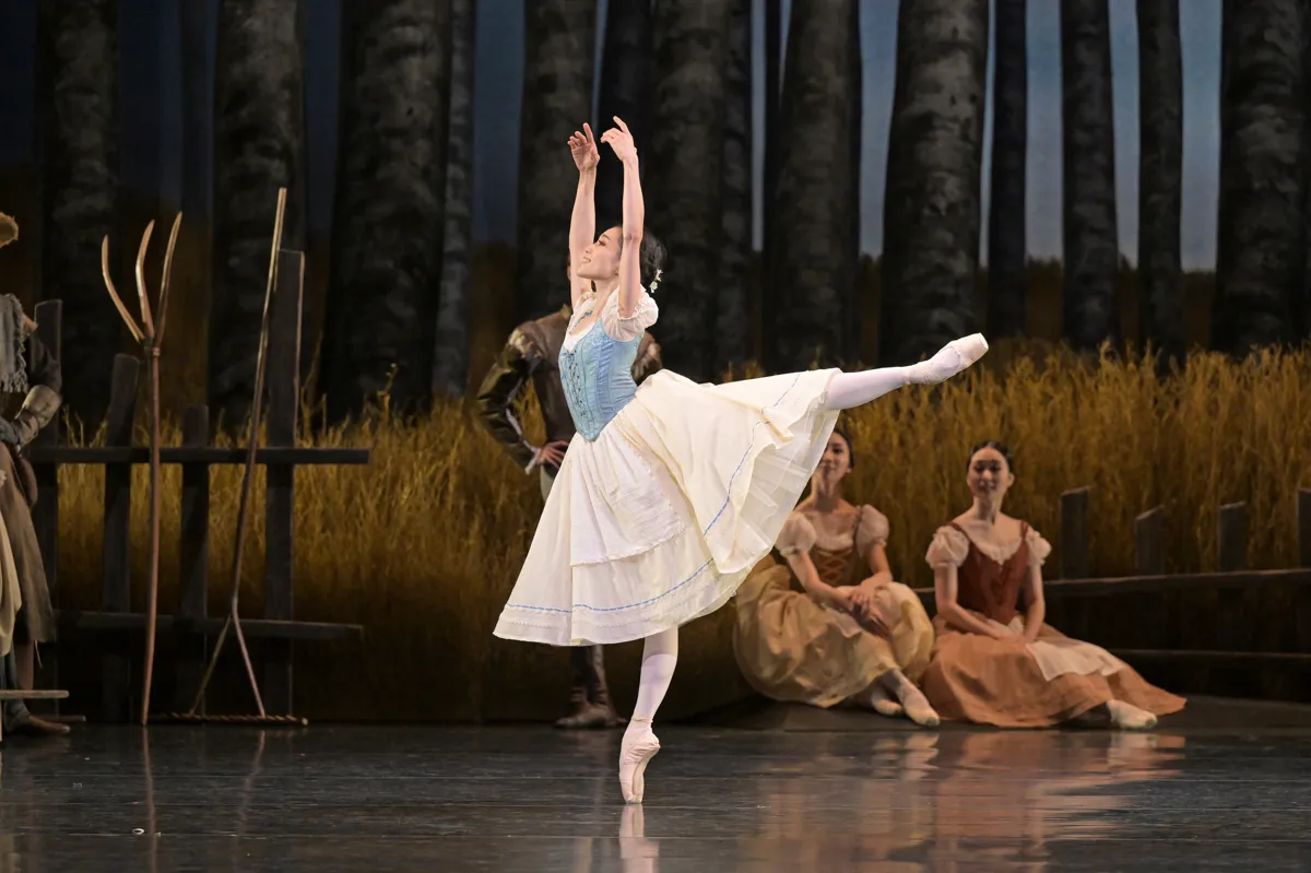 3. Ayako Ono as Giselle in Giselle Photo by Takashi Shikama 3. Ayako Ono as Giselle in Giselle Photo by Takashi Shikama