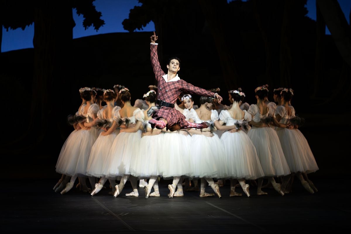 Pierre Lacottes La Sylphide with Antonio Casalinho photo by Geoffroy Schied Pierre Lacotte's La Sylphide with António Casalinho, Bayerisches Staatsballett, photo by E. Kauldhar