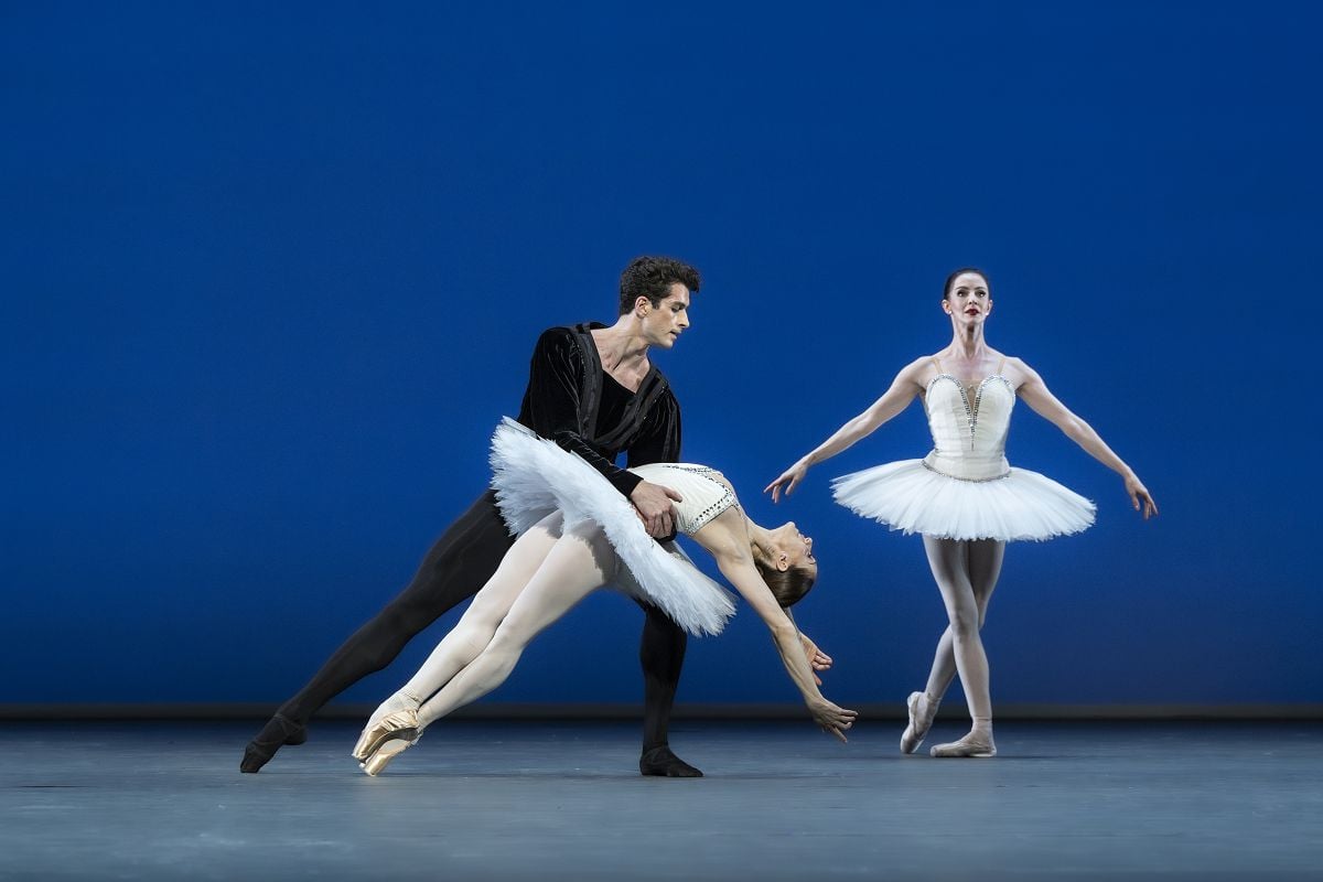 Reece Clarke Marianela Nunez Olivia Cowley in Symphony in C c2025 Foteini Christofilopoulou Reece Clarke, Marianela Nuñez, Olivia Cowley in Balanchine – Three Signature Works, Symphony in C (c)2025 Foteini Christofilopoulou
