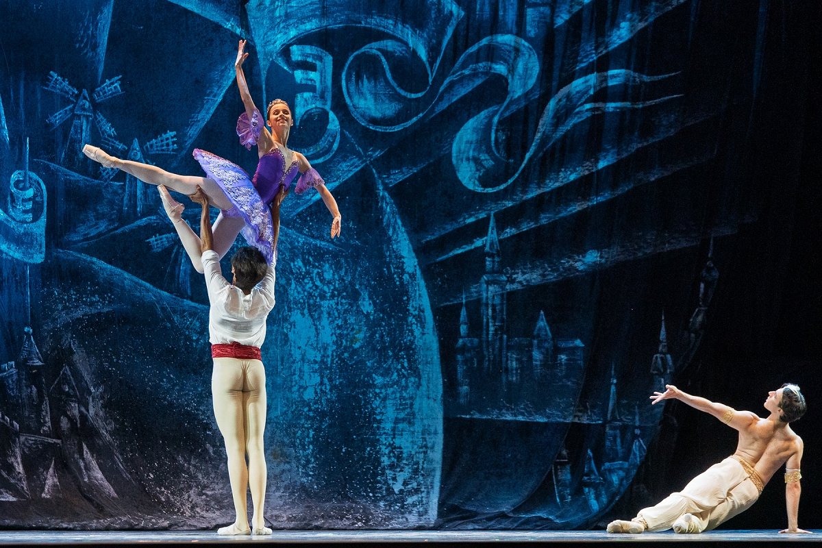 LE CORSAIRE ACT II PAS DE TROIS MARIA KHOREVA CONSTANTINE ALLEN GIULIO DILIGENTE photo by Graham Spicer 2025 7 LE CORSAIRE ACT II PAS DE TROIS - MARIA KHOREVA, CONSTANTINE ALLEN, GIULIO DILIGENTE - photo by Graham Spicer 2025_7